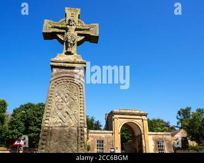 Croix-saxonne et portes de Rudding ancienne entrée du parc de Rudding Domaine à Follifoot près de Harrogate North Yorkshire England Banque D'Images