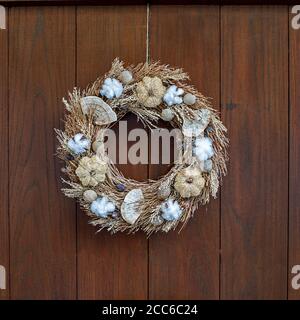 couronne de porte composée de tiges de céréales, de fleurs de coton, de champignons des arbres et d'autres plantes décoratives Banque D'Images