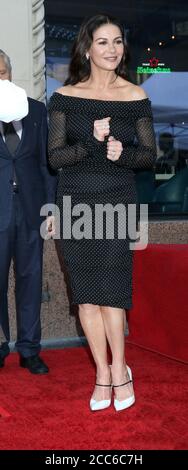 LOS ANGELES - 6 NOVEMBRE : Catherine Zeta-Jones à la cérémonie des étoiles de Michael Douglas sur le Hollywood Walk of Fame le 6 novembre 2018 à Los Angeles, CA Banque D'Images