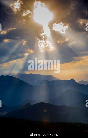 Paysage du matin bleu dans les montagnes avec un ciel spectaculaire, Hautes-Alpes, France Banque D'Images