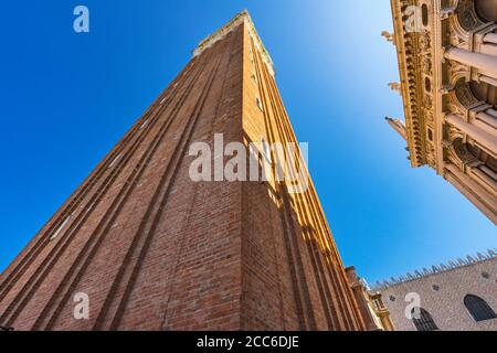 Le Campanile Bell Tower de la place Saint Marc de Venise est majestueux. La tour Bell a été érigée pour la première fois en 1173. Banque D'Images