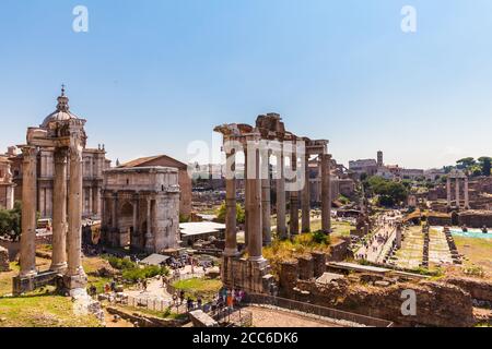 Rome, Italie - 10 juillet 2013 - touristes visitant les ruines des anciens bâtiments de Rome près de l'Altare della Patria lors d'une journée ensoleillée d'été. Banque D'Images