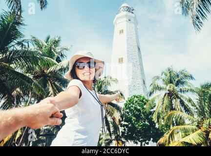 Phare de Dondra au Sri Lanka: Femme voyageur prendre à la main son boyfreind et va au phare Banque D'Images