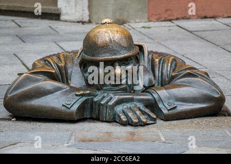 Bratislava, Slovaquie - 5 juillet 2020 : la statue de 'Man at Work' appelée Cumil, dans la vieille ville de Bratislava, Slovaquie Banque D'Images