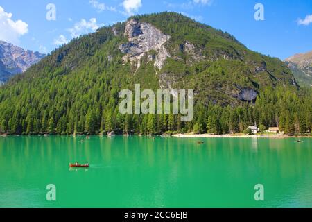 Nature spectaculaire du lac Prags en Italie . Bateaux sur la Pragser Wildsee . Montagnes de la forêt et paysage de lac Banque D'Images