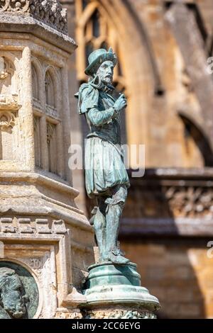 Gros plan de la statue de Sir Francis Drake sur la Croix du Mémorial Digby, devant l'abbaye de Sherborne, à Sherborne, Dorset, Royaume-Uni, le 18 août 2020 Banque D'Images