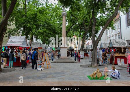 Bratislava, Slovaquie - 5 juillet 2020 : colonne mariale sur la place franciscaine, vieille ville, Bratislava, Slovaquie Banque D'Images