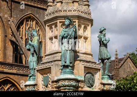 Gros plan des statues de Sir Francis Drake, St Aldhelm et Mgr Roger sur la Croix du Mémorial Digby, devant l'abbaye de Sherborne, à Sherborne, Dorset, U Banque D'Images