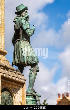 Gros plan de la statue de Sir Francis Drake sur la Croix du Mémorial Digby, devant l'abbaye de Sherborne, à Sherborne, Dorset, Royaume-Uni, le 18 août 2020 Banque D'Images