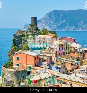 Maisons sur le rocher au bord de la mer dans la petite ville balnéaire de Vernazza à Cinque Terre, la Spezia, Italie. Paysage italien Banque D'Images