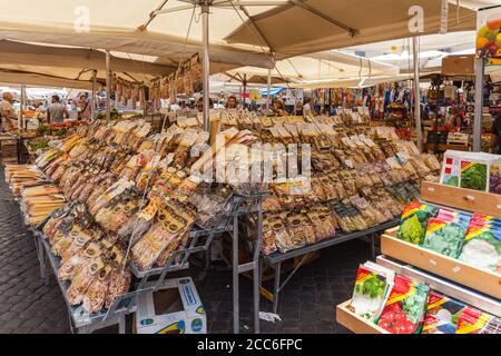 Rome, Italie - 15 juillet 2013 - pâtes italiennes en vente sur le marché extérieur. Sur la place Campo de Fiori dans le centre de Rome. Banque D'Images