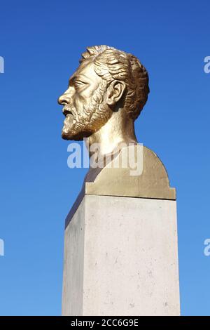 Paris, France, 18 septembre 2011 : statue en bronze doré en buste, monument de Gustave Eiffel par Antoine Bourdelle dévoilé en 1929 à la Tour Eiffel qui est Banque D'Images