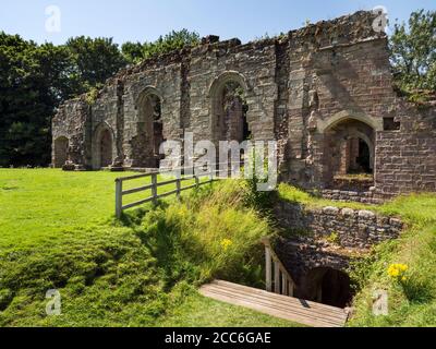 Ruines du château de Spofforth une maison fortifiée construite contre un Affleurement rocheux à Spofforth Harrogate, dans le nord du Yorkshire, en Angleterre Banque D'Images