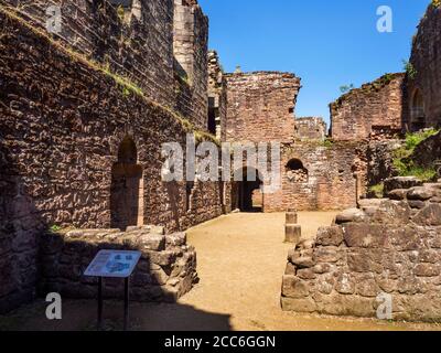 Ruines du château de Spofforth une maison fortifiée construite contre un Affleurement rocheux à Spofforth Harrogate, dans le nord du Yorkshire, en Angleterre Banque D'Images