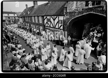 Walsingham Pilgrimage Norfolk Angleterre Mai 1992 notre Dame de Walsingham est un titre de la Sainte Vierge Marie vénérée par les catholiques et quelques anglicans associés aux apparitions mariales à Richeldis de Faverches, une noble anglaise pieuse, en 1061 dans le village de Walsingham à Norfolk, en Angleterre. Lady Richeldis a construit une structure nommée "la Maison Sainte" à Walsingham qui devint plus tard un sanctuaire et un lieu de pèlerinage. En passant sous sa tutelle de la Maison Sainte, le fils de Richdis, Geoffrey, a laissé des instructions pour la construction d'un prieuré à Walsingham. Le prieuré est passé dans le soin o Banque D'Images