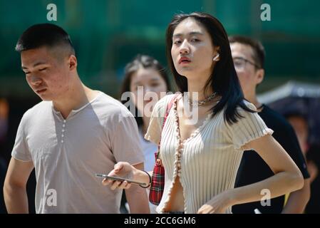 Le peuple chinois dans Jianghan Road, Wuhan, Chine Banque D'Images