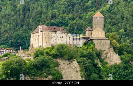 Château du Tyrol avec la vallée de Venosta en arrière-plan, Merano, Trentin-Haut-Adige, nord de l'italie - Europe Banque D'Images