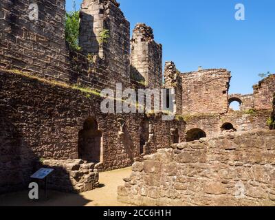 Ruines du château de Spofforth une maison fortifiée construite contre un Affleurement rocheux à Spofforth Harrogate, dans le nord du Yorkshire, en Angleterre Banque D'Images