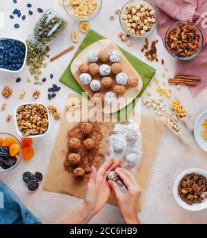 Les femmes font des bonbons à partir de fruits secs, de noix et de pois chiches Banque D'Images