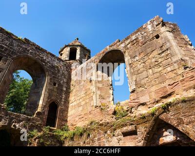 Ruines du château de Spofforth une maison fortifiée construite contre un Affleurement rocheux à Spofforth Harrogate, dans le nord du Yorkshire, en Angleterre Banque D'Images