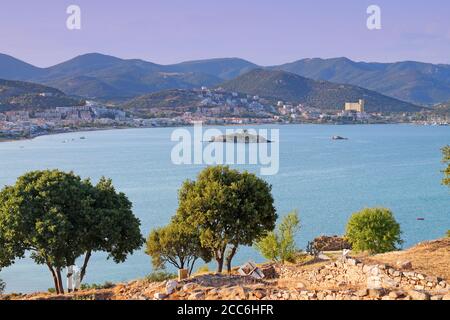 Vue depuis le château médiéval d'Anaktoroupolis sur la ville de Nea Peramos. Grèce, Mer Egée. Banque D'Images