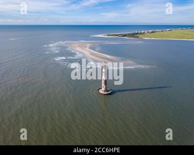 Vue aérienne du phare de Morris Island avec Folly Beach en arrière-plan. Banque D'Images