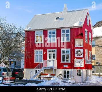 Bâtiment rouge coloré en métal ondulé, Kogga Ceramic Gallery & Studio, Rekjavik, Islande en hiver sous le soleil Banque D'Images