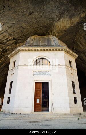 Le temple néoclassique magique de Valadier (Tempietto) construit dans une ancienne grotte (1828) - Gola della Rossa, Frasassi, Genga, Marche, Italie Banque D'Images