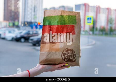 Tyumen, Russie-09 juin 2020: Sac en papier avec la nourriture du restaurant de restauration rapide Burger King Banque D'Images