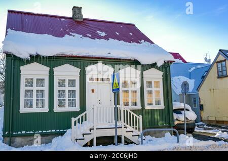 Maison traditionnelle construite avec du métal ondulé recouvert de neige, en hiver, Rekjavik, Islande Banque D'Images