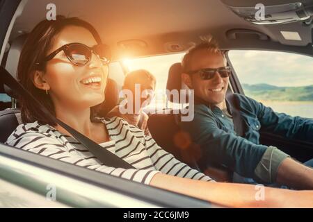 Bonne balade en famille dans la voiture Banque D'Images