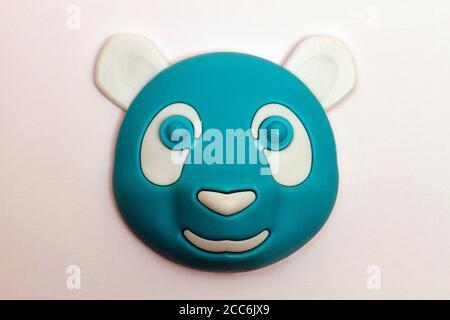 Accessoires magnétiques pour réfrigérateur pour appareils décoratifs intérieurs dans un fond blanc isolé. Magnifique intérieur magnétique domestique coloré et mignon Banque D'Images