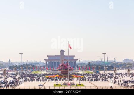 Beijing, Chine - 14 octobre 2014 - beaucoup de touristes sur la place Tiananmen avec vue sur le Monument aux héros du peuple et la Grande salle du peuple Banque D'Images