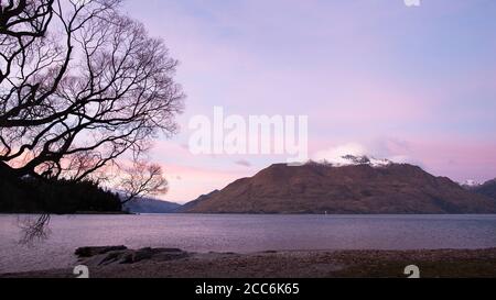 Hivernal, saules sur le lac Wakatipu à l'aube, Queenstown, Nouvelle-Zélande Banque D'Images