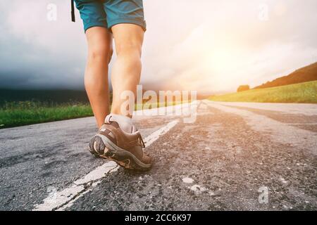 Image de gros plan des pieds du voyageur sur la route Banque D'Images