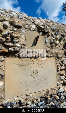 Une plaque avec un cadran solaire sur le mur du mémorial à l'église Saint Margare, CLEY à côté de la mer, Norfolk, Royaume-Uni. Banque D'Images