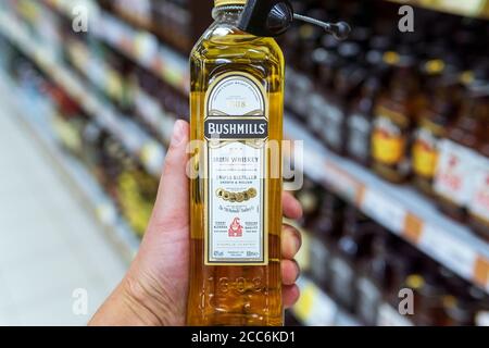 Tyumen, Russie-01 août 2020: Bouteilles de Bushmills exposées dans un magasin. Achète de l'alcool Banque D'Images