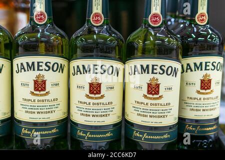 Tyumen, Russie-août 01, 2020: Les flacons de whisky Jameson se ferment sur les étagères d'un hypermarché Banque D'Images