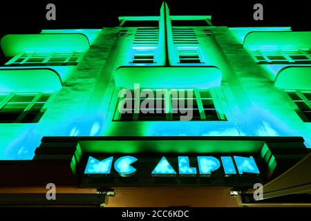 South Beach, Floride - 30 décembre 2014 : l'hôtel art déco McAlpin est illuminé dans les Neon Green Lights. Banque D'Images