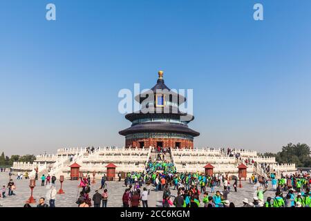 Beijing, Chine - 17 octobre 2014 - beaucoup de touristes visitant le Temple du ciel (Tiantan), Beijing, Chine. Banque D'Images