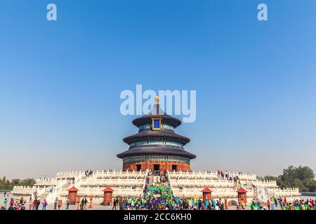 Beijing, Chine - 17 octobre 2014 - beaucoup de touristes visitant le Temple du ciel (Tiantan), Beijing, Chine. Banque D'Images