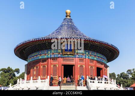 Beijing, Chine - 17 octobre 2014 - beaucoup de touristes visitant la voûte impériale du ciel près du Temple du ciel (Tiantan), Beijing, Chine. Banque D'Images