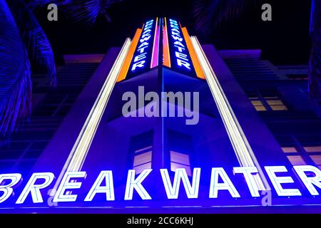 South Beach, Floride - 30 décembre 2014 : l'hôtel art déco Breakwater est illuminé dans les lumières bleues de Neon. Banque D'Images