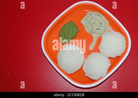 Gâteau de riz sud-indien ou IDLI à la noix de coco et à la coriandre chutneys à la menthe Banque D'Images