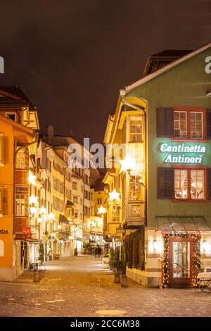 Zurich, canton de Zurich, Suisse - 6 décembre 2014 : vue nocturne d'Augustinergasse avant Noël à Zurich Banque D'Images