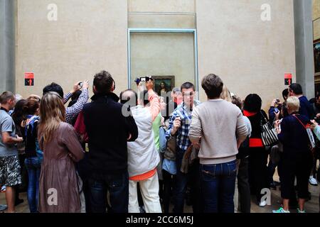 Paris, France - 17 septembre 2011 : touristes admirant et photographiant la peinture de Mona Lisa de Léonard de Vinci au musée du Louvre qui est un Banque D'Images