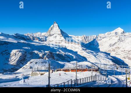 Zermatt, Suisse - 31 décembre 2014 - le train de Gonergratbahn qui va à la gare de Gornergrat dans la célèbre place touristique avec vue dégagée Banque D'Images