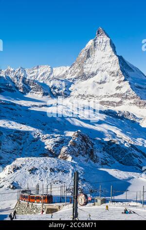 Zermatt, Suisse - 31 décembre 2014 - le train de Gonergratbahn qui va à la gare de Gornergrat dans la célèbre place touristique avec vue dégagée Banque D'Images