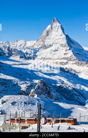 Zermatt, Suisse - 31 décembre 2014 - le train de Gonergratbahn qui va à la gare de Gornergrat dans la célèbre place touristique avec vue dégagée Banque D'Images