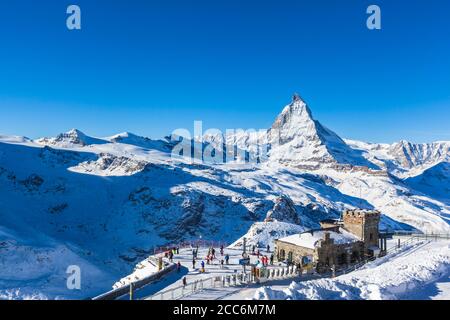 Zermatt, Suisse - 31 décembre 2014 - la gare de Gonergrat avec une vue dégagée sur Matterhorn. Les gens font du ski d'ici. Banque D'Images